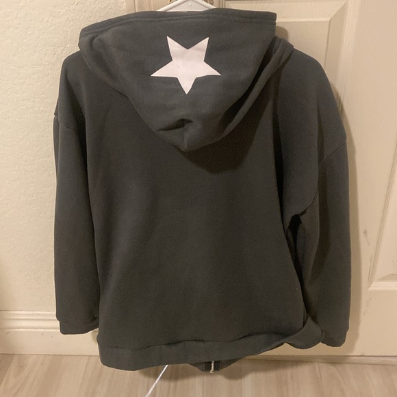 zip up grey jacket!! size large!! doesn’t name brand so sorry!! - Picture 2 of 4